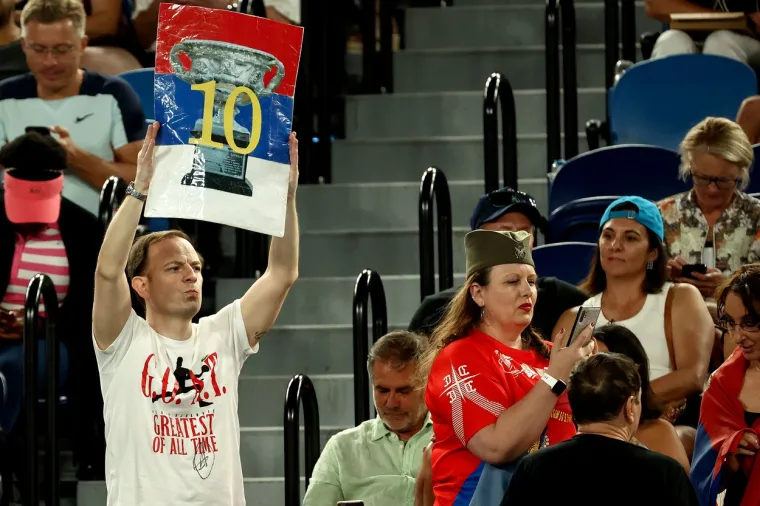 Najveći Đokovićev navijač u sredi&scaron;tu megaskandala na Australian Openu: 'Poznat sam inače po majicama sa slovom Z'