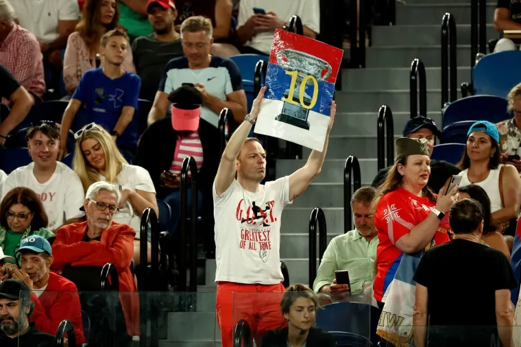 Najveći Đokovićev navijač u sredi&scaron;tu megaskandala na Australian Openu: 'Poznat sam inače po majicama sa slovom Z'