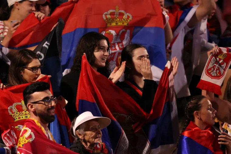 Najveći Đokovićev navijač u sredi&scaron;tu megaskandala na Australian Openu: 'Poznat sam inače po majicama sa slovom Z'