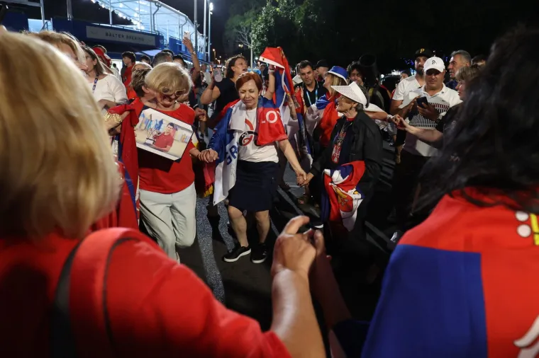 Najveći Đokovićev navijač u sredi&scaron;tu megaskandala na Australian Openu: 'Poznat sam inače po majicama sa slovom Z'