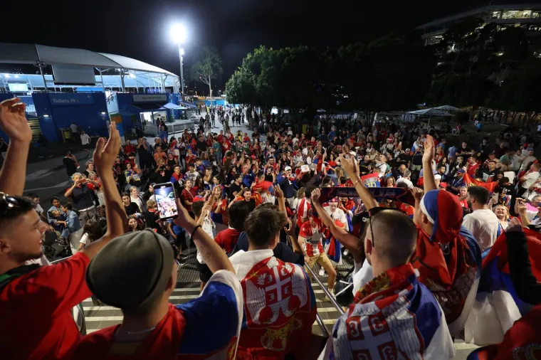 Najveći Đokovićev navijač u sredi&scaron;tu megaskandala na Australian Openu: 'Poznat sam inače po majicama sa slovom Z'