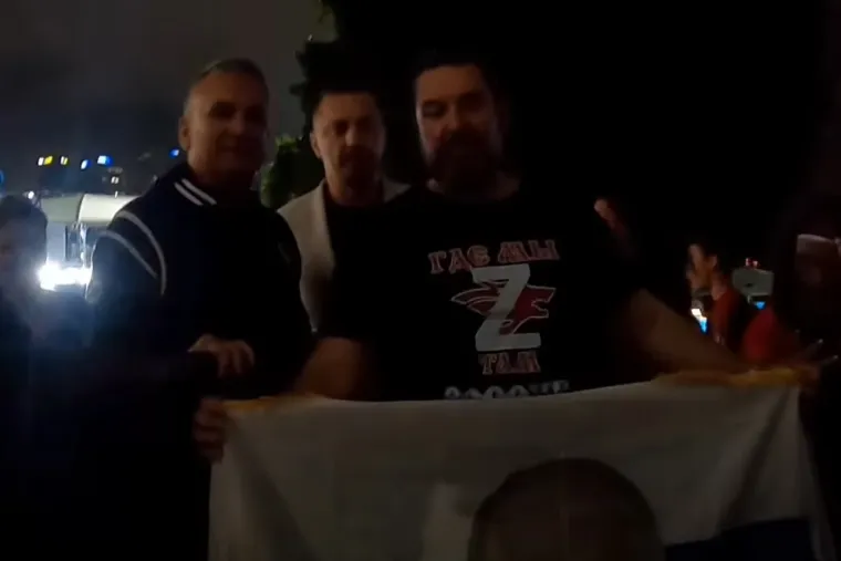 Srđan Đoković pozirao s ljudima koji su otvoreno dali podršku ruskoj agresiji. Na slivi možete vidjeti trenutak kad je Srđan Đoković uzviknuo - &quot;Živjela Rusija2.