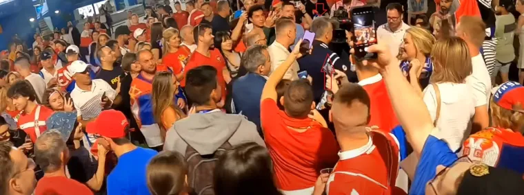 Đoković prolazi kroz gomilu nakon pobjede svog sina nad Rubljovim.