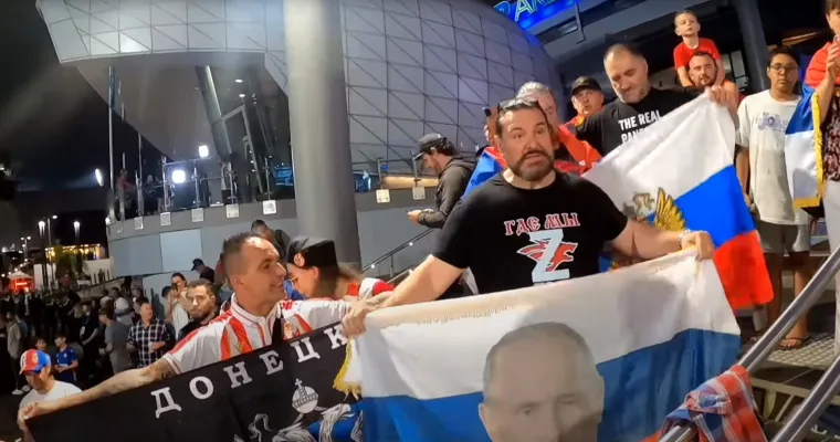 Podrška Rusiji i Putinu, podrška agresiji s majicom sa simbolom agresije - slovom Z. Slovo Z je simbol zla u ukrajinskom ratu protiv Rusije, okupatora. Ruska vojska koristi slovo Z za raspoznavanje u bitkama i &apos;akcijama&apos;. 