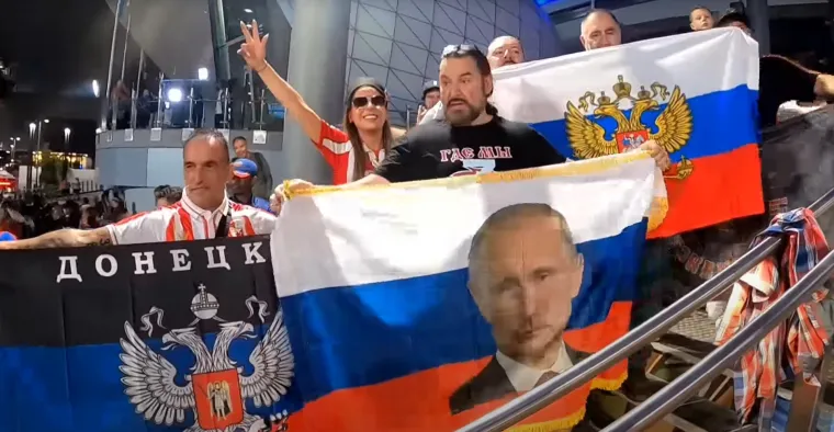 Putin, kokarde, zabranjena obilježja i taktovi četničkih pjesama, između ostalih i Marš na Drinu, uz čije su taktove JNA i paravojne srpske postrojbe rušile i haračile Vukovarom. 