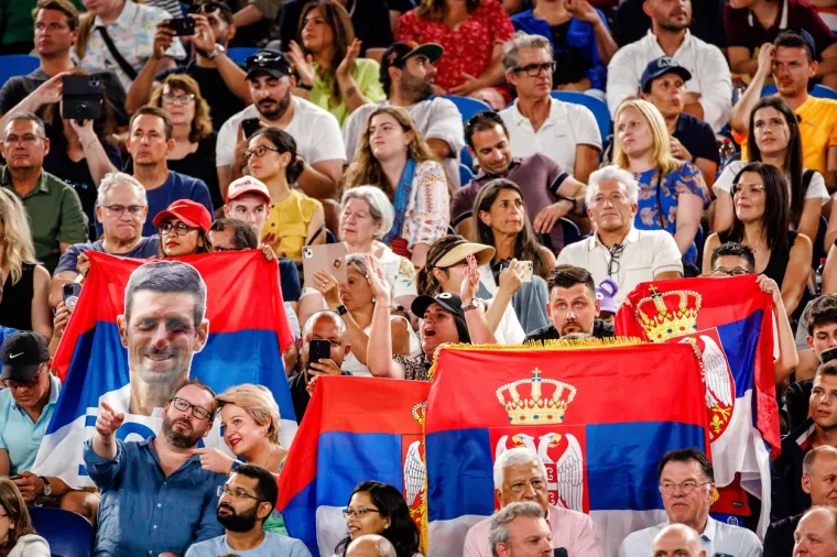 Najveći Đokovićev navijač se našao u srcu skandala na AO: 'Poznat sam po majicama sa slovom Z'