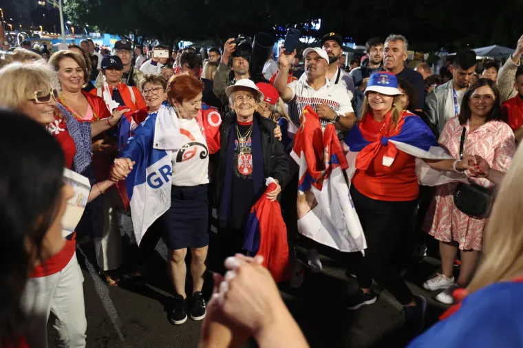 Najveći Đokovićev navijač se na&scaron;ao u srcu skandala na AO: 'Poznat sam po majicama sa slovom Z'