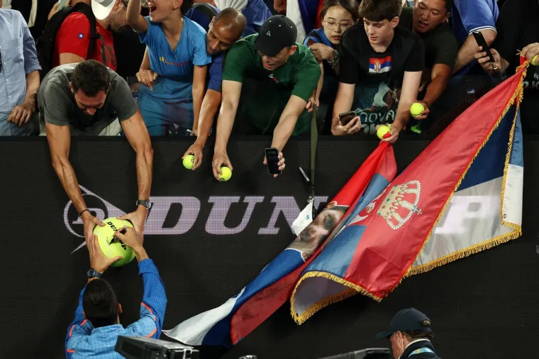 Najveći Đokovićev navijač se na&scaron;ao u srcu skandala na AO: 'Poznat sam po majicama sa slovom Z'