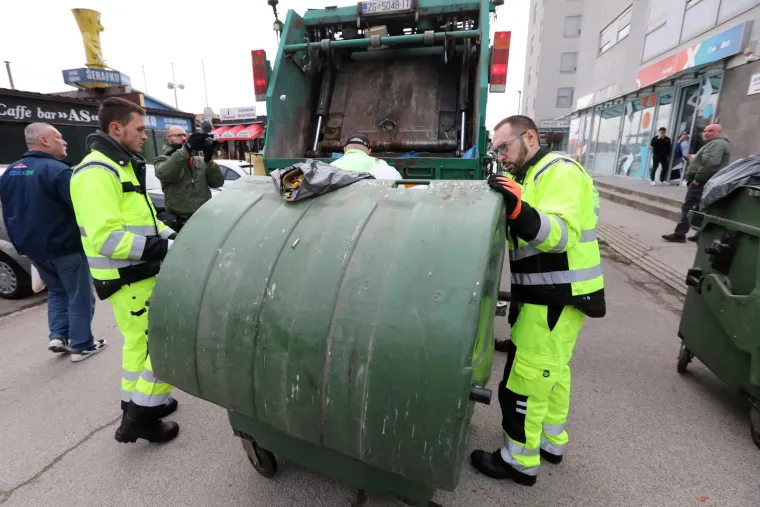 Gurao kontejnere, zavlačio se u smetlarnike. Novinare pitao: 'Jel' ovo ba&scaron; morate snimati?'