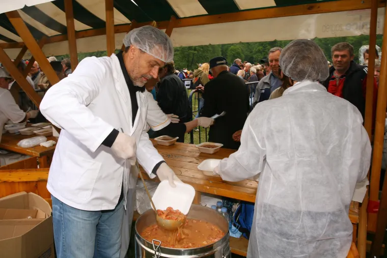 Prisjetite se kako je za Zagreb 'delao' Milan Bandić: Čistio je, sadio, kuhao, korov čupao...