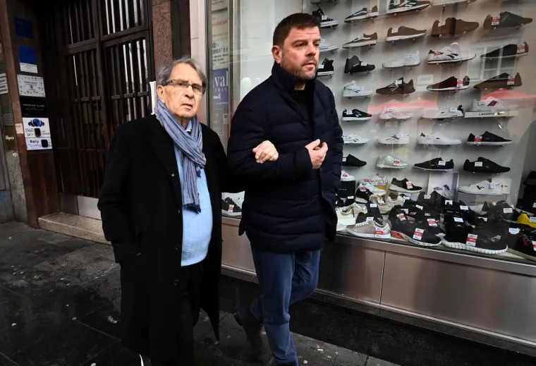 Ćiro te&scaron;kom mukom &scaron;etao gradom dok su mu prolaznici skandirali: 'Borim se, ali nemam &scaron;anse. Drago mi je da mislite na mene'