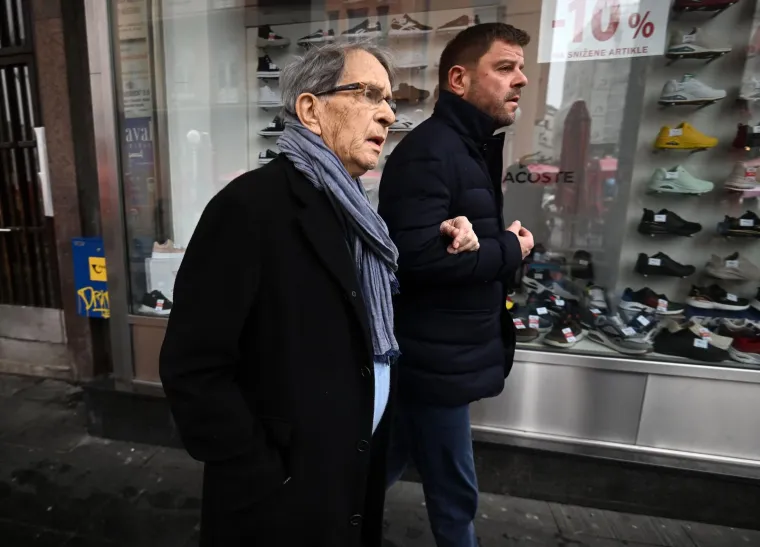 Ćiro te&scaron;kom mukom &scaron;etao gradom dok su mu prolaznici skandirali: 'Borim se, ali nemam &scaron;anse. Drago mi je da mislite na mene'