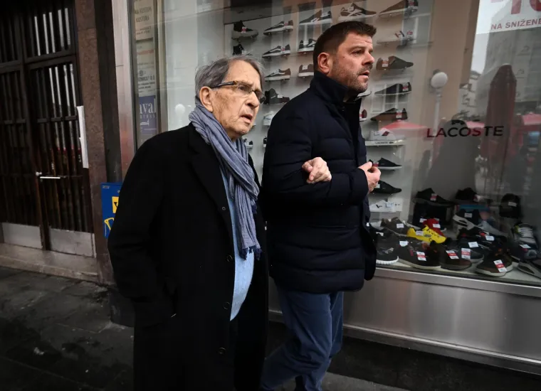 Ćiro te&scaron;kom mukom &scaron;etao gradom dok su mu prolaznici skandirali: 'Borim se, ali nemam &scaron;anse. Drago mi je da mislite na mene'