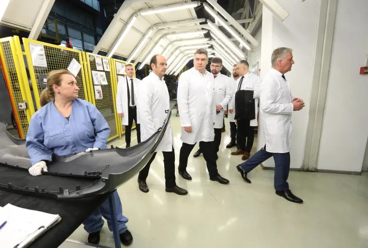 Kažu da žene vole muškarce u uniformi: Sviđa li vam se više u standardnom odijelu ili ovakav?