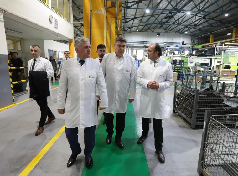 Kažu da žene vole muškarce u uniformi: Sviđa li vam se više u standardnom odijelu ili ovakav?
