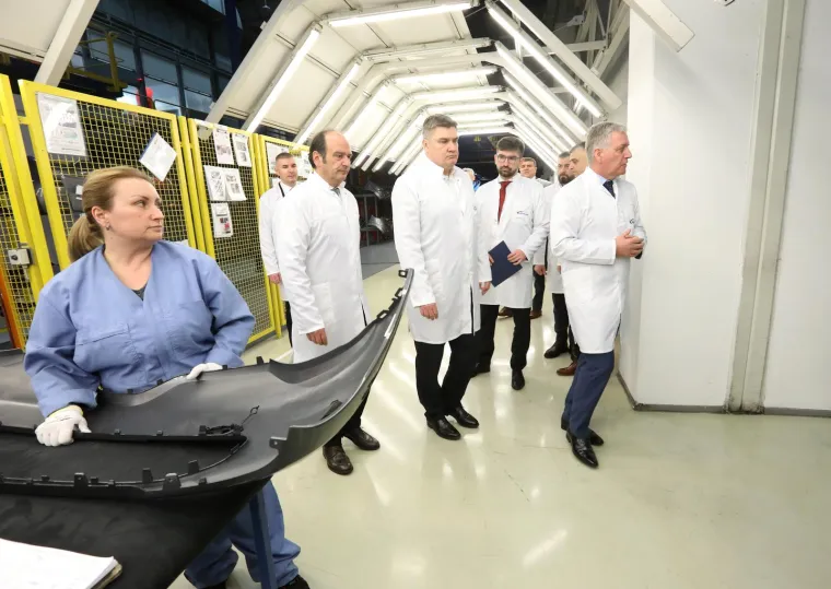 Kažu da žene vole muškarce u uniformi: Sviđa li vam se više u standardnom odijelu ili ovakav?