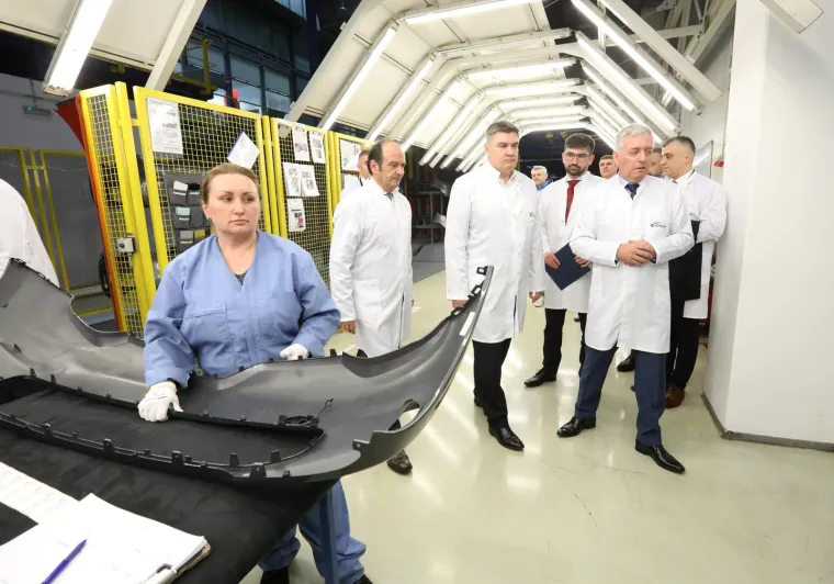 Kažu da žene vole muškarce u uniformi: Sviđa li vam se više u standardnom odijelu ili ovakav?