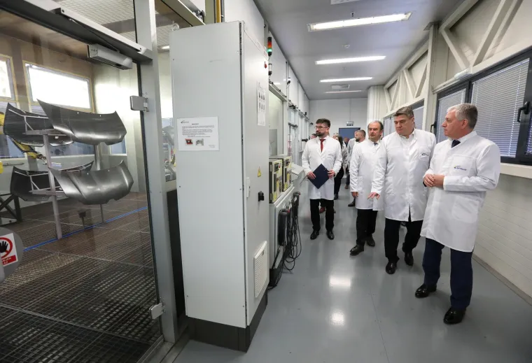 Kažu da žene vole muškarce u uniformi: Sviđa li vam se više u standardnom odijelu ili ovakav?