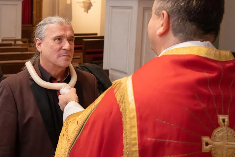 Goran Karan sudjelovao na tradicionalnom grličanju pjevača: Pogledajte što mu je svećenik napravio
