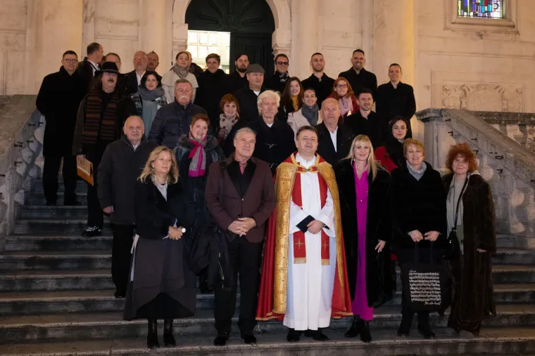Goran Karan sudjelovao na tradicionalnom grličanju pjevača: Pogledajte što mu je svećenik napravio