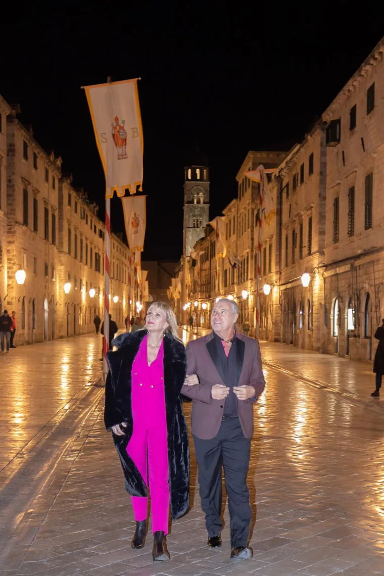 Goran Karan sudjelovao na tradicionalnom grličanju pjevača: Pogledajte što mu je svećenik napravio