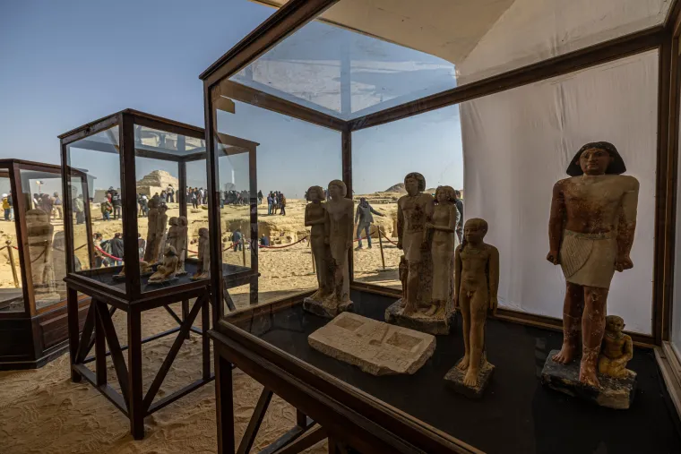 Saqqara je bila aktivno groblje više od 3000 godina i proglašena je lokalitetom Svjetske baštine UNESCO-a. Nalazi se u drevnoj egipatskoj prijestolnici Memphisu i dom je više od dvanaest piramida - uključujući stepenastu piramidu, u blizini mjesta gdje je pronađeno okno u kojem se nalazila mumija.