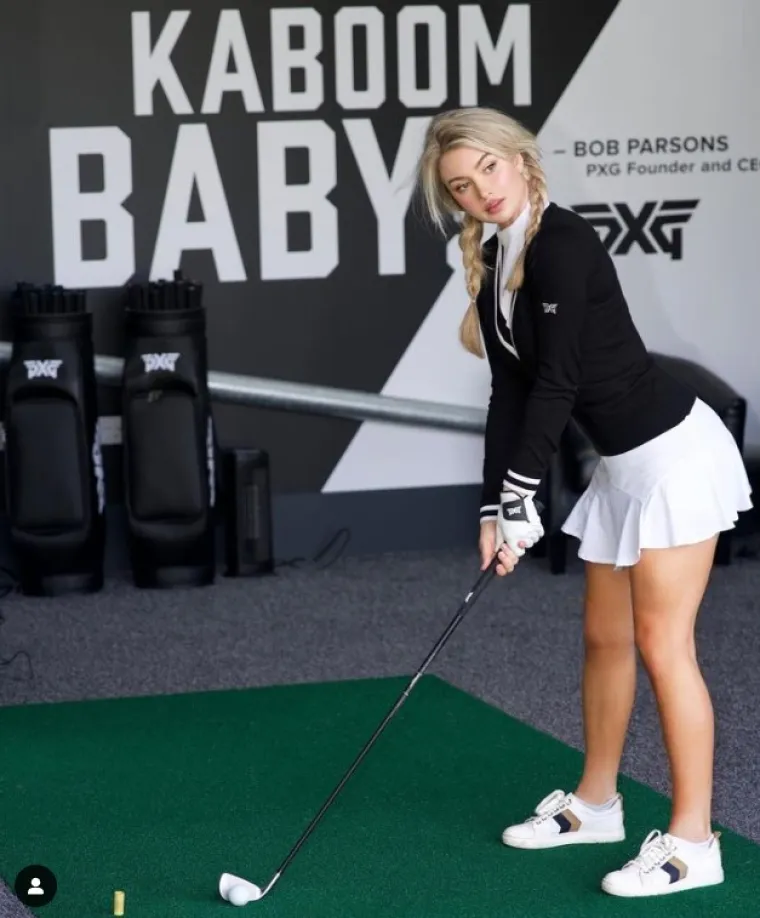 Paige ima žestoku konkurenciju: Za njom je poludio i stari &scaron;armer nogometa, a tko bi ga krivio