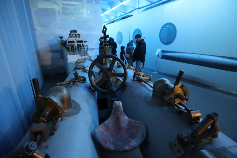 Posjetioci u skladi&scaron;tu na Žabici u kojem je postavljena izlozba "Riječki torpedo" 