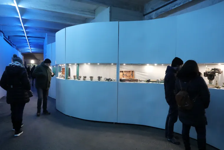 Posjetioci u skladi&scaron;tu na Žabici u kojem je postavljena izlozba "Riječki torpedo"