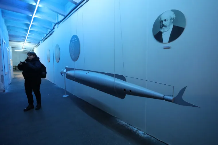 Posjetioci u skladi&scaron;tu na Žabici u kojem je postavljena izlozba "Riječki torpedo"  