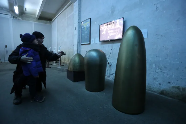 Posjetioci u skladi&scaron;tu na Žabici u kojem je postavljena izlozba "Riječki torpedo" 