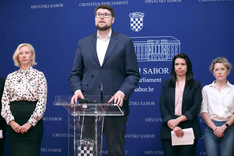 Fotografija Peđe Grbina i žena SDP-a definitivni hit: Sudeći po ovom urnebesnom detalju, on je zasigurno fulao karijeru