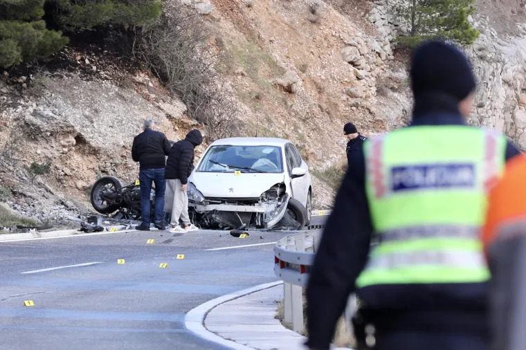 Motociklist poginuo u sudaru s automobilom: Pojavile se fotografije s mjesta tragedije, oba vozila su smrskana