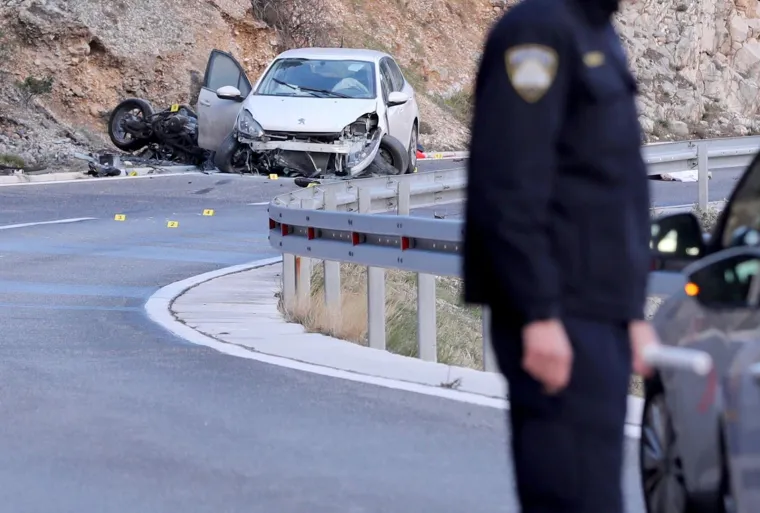 Motociklist poginuo u sudaru s automobilom: Pojavile se fotografije s mjesta tragedije, oba vozila su smrskana