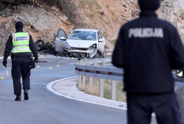 Motociklist poginuo u sudaru s automobilom: Pojavile se fotografije s mjesta tragedije, oba vozila su smrskana