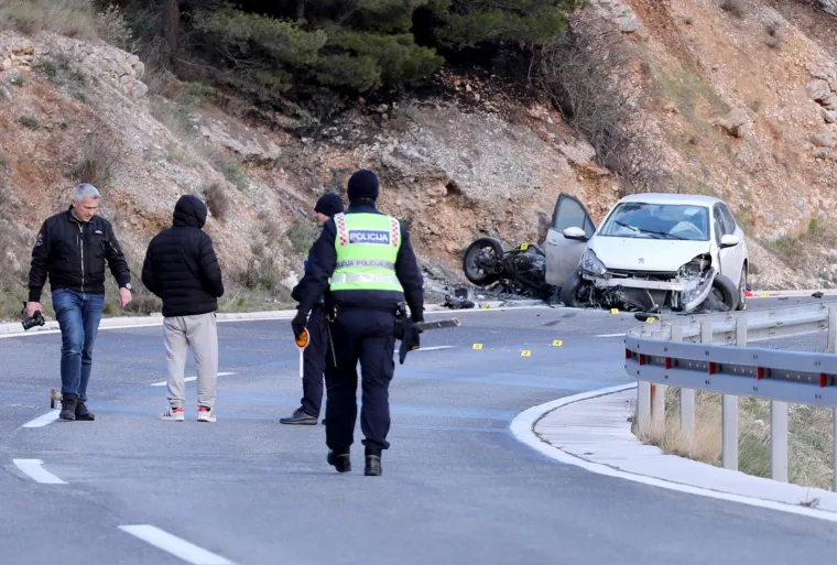 Motociklist poginuo u sudaru s automobilom: Pojavile se fotografije s mjesta tragedije, oba vozila su smrskana