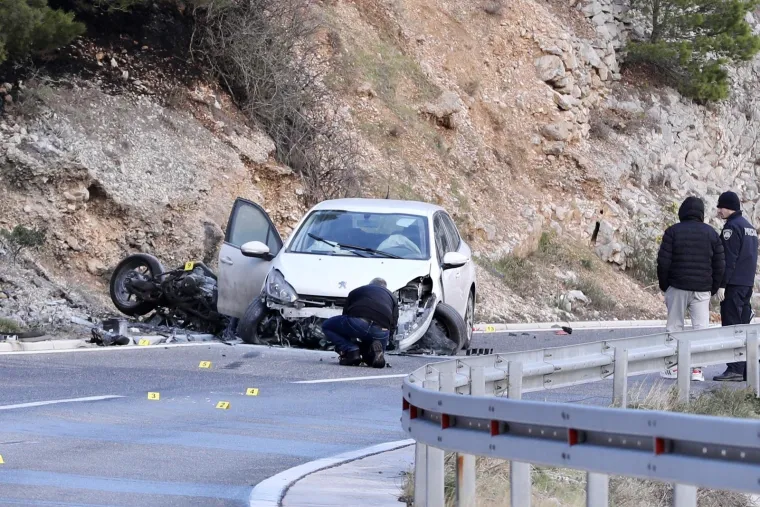 Motociklist poginuo u sudaru s automobilom: Pojavile se fotografije s mjesta tragedije, oba vozila su smrskana