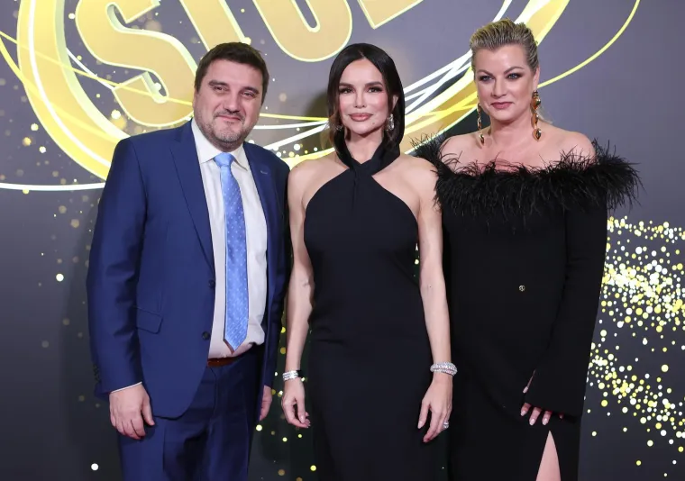 Prvaci hrvatske javne scene blistali na crvenom tepihu, dame držale lekciju kako se ide u korak s modom