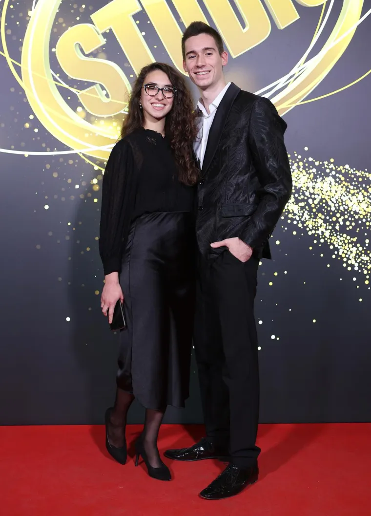 Prvaci hrvatske javne scene blistali na crvenom tepihu, dame držale lekciju kako se ide u korak s modom