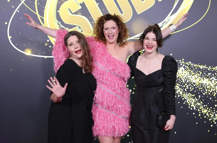 Prvaci hrvatske javne scene blistali na crvenom tepihu, dame držale lekciju kako se ide u korak s modom