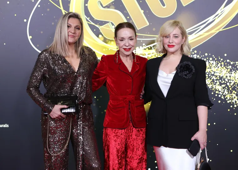 Prvaci hrvatske javne scene blistali na crvenom tepihu, dame držale lekciju kako se ide u korak s modom