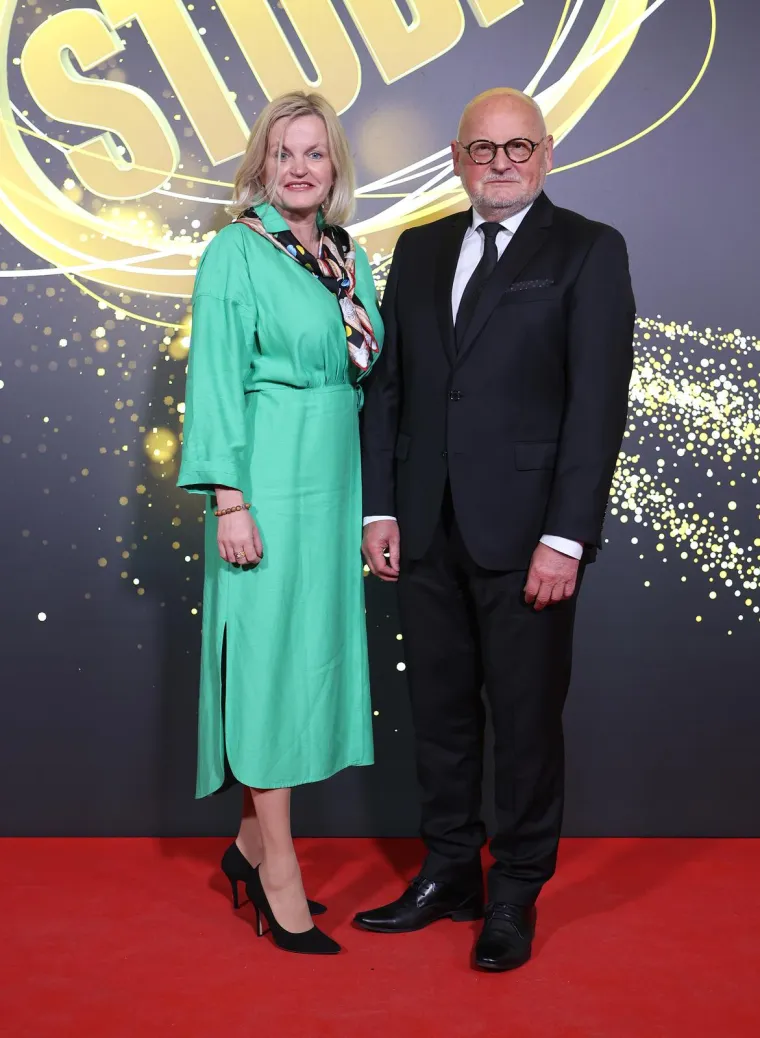 Prvaci hrvatske javne scene blistali na crvenom tepihu, dame držale lekciju kako se ide u korak s modom