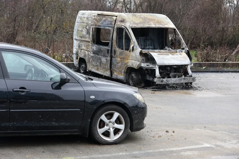 U potpunosti izgorio kombi bez tablica, vatrogascima u noći dojavili za buktinju