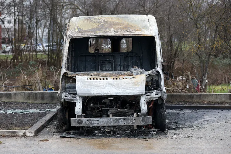 U potpunosti izgorio kombi bez tablica, vatrogascima u noći dojavili za buktinju
