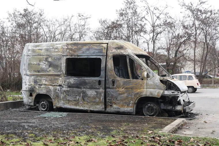 U potpunosti izgorio kombi bez tablica, vatrogascima u noći dojavili za buktinju