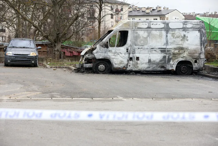 U potpunosti izgorio kombi bez tablica, vatrogascima u noći dojavili za buktinju