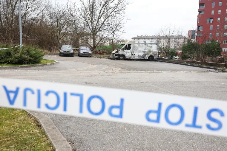 U potpunosti izgorio kombi bez tablica, vatrogascima u noći dojavili za buktinju