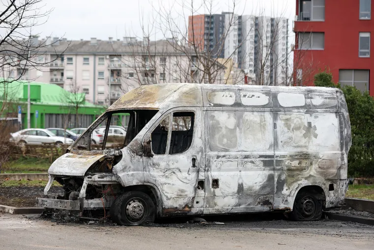U potpunosti izgorio kombi bez tablica, vatrogascima u noći dojavili za buktinju
