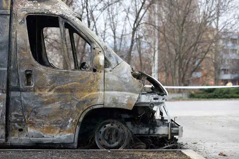 U potpunosti izgorio kombi bez tablica, vatrogascima u noći dojavili za buktinju