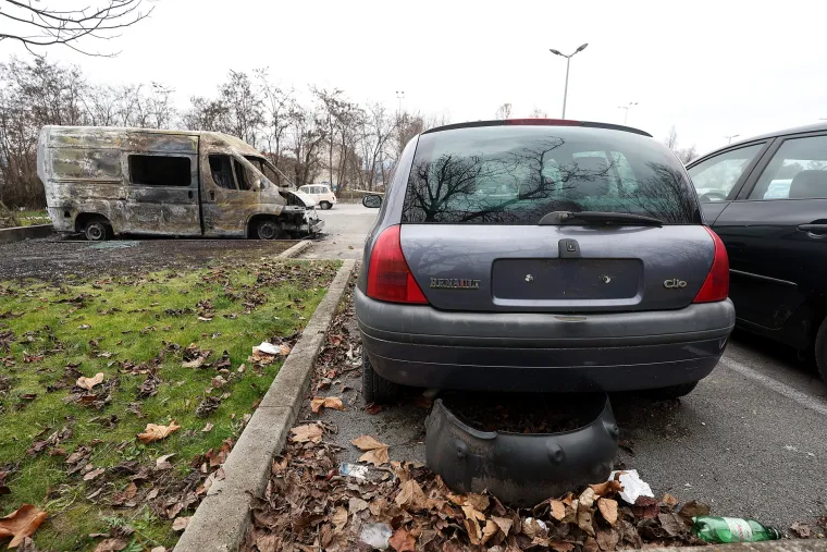 U potpunosti izgorio kombi bez tablica, vatrogascima u noći dojavili za buktinju